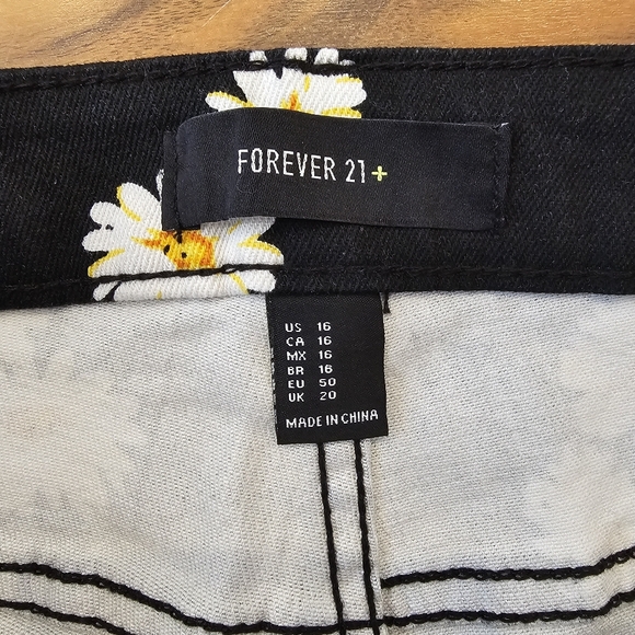 Forever 21 Daisy 3" shorts Size 16 - Picture 3 of 5